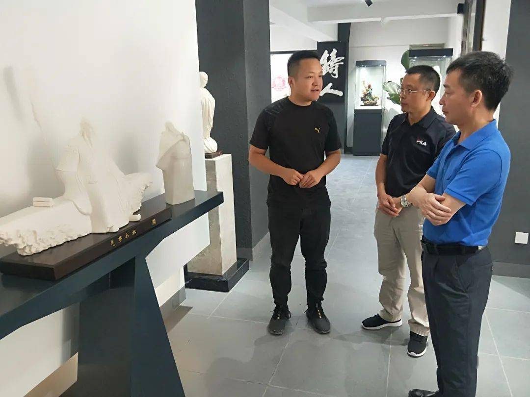 德化县政府领导走访陶瓷艺术新秀，鼓励新秀争做“三好”大师