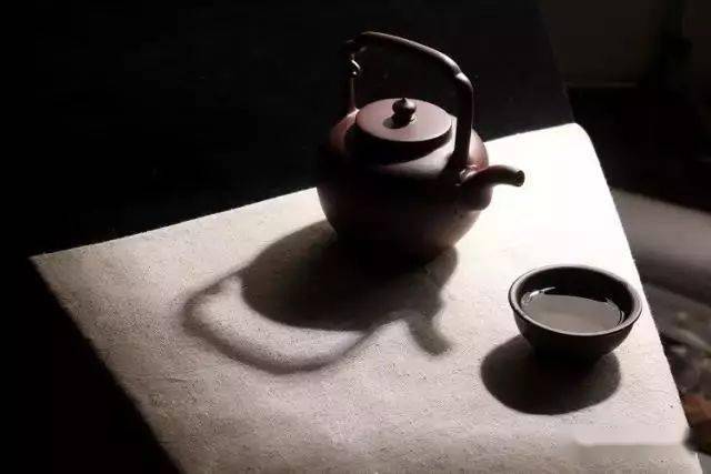 一盏茶，简单，却需要我们耐心细致的品味！